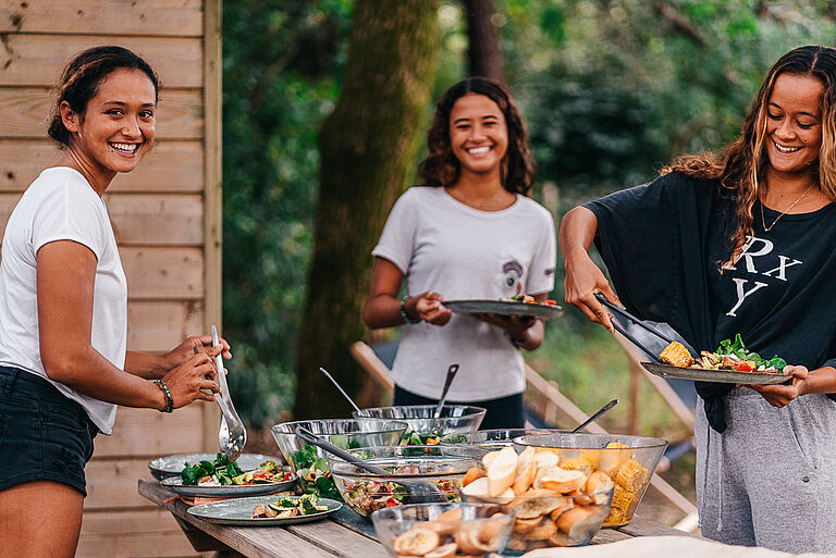 Gäste des Surfcamp Seignosse am Essensbuffet