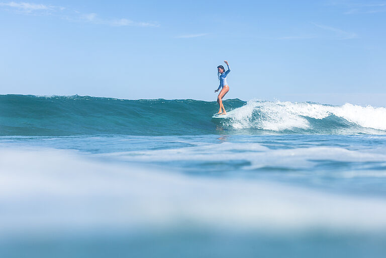 Eine schöne Longboard Surfwelle in Frankreich