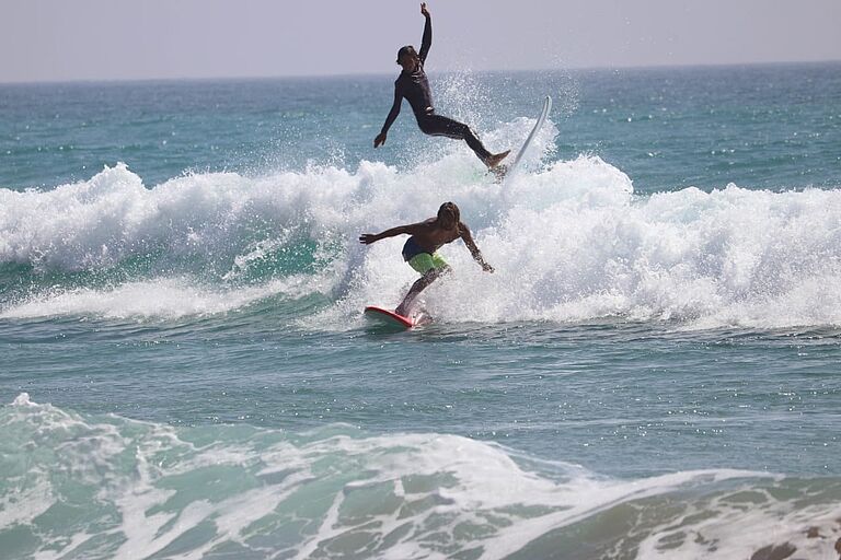 Mehdi beim surfen Pure Surfcamps