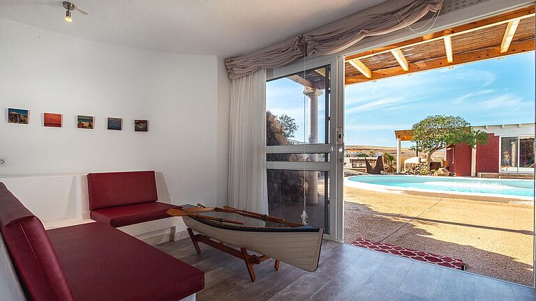 Das Wohnzimmer mit Blick auf en Pool