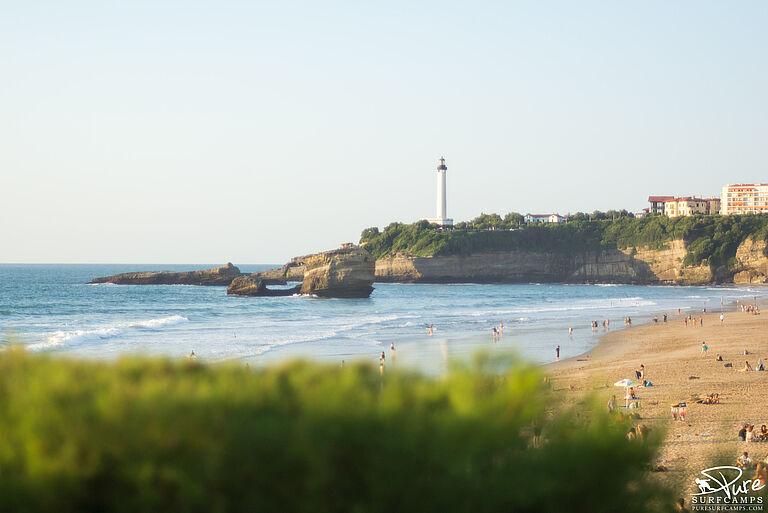 Am Strand gehts rund Pure Surfcamp