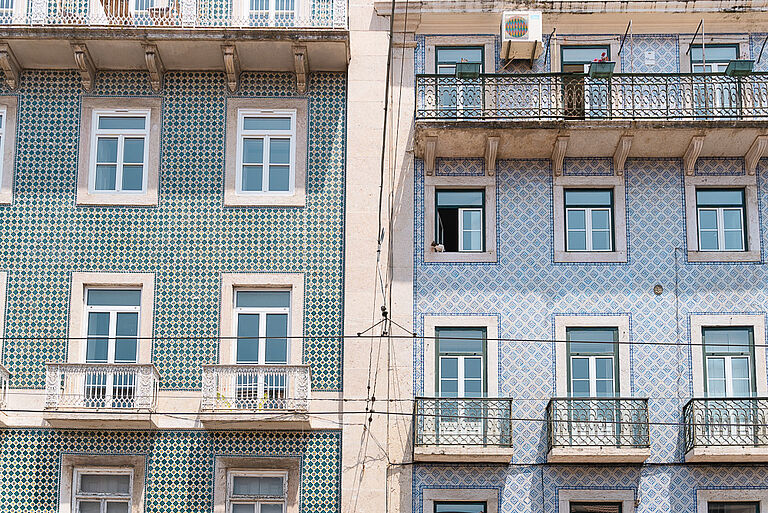 Hausfassade mit Fliesen in Lissabon