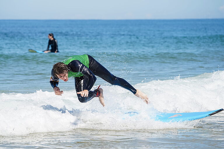 Surfschüler bei einem Wipe Out Kopfüber