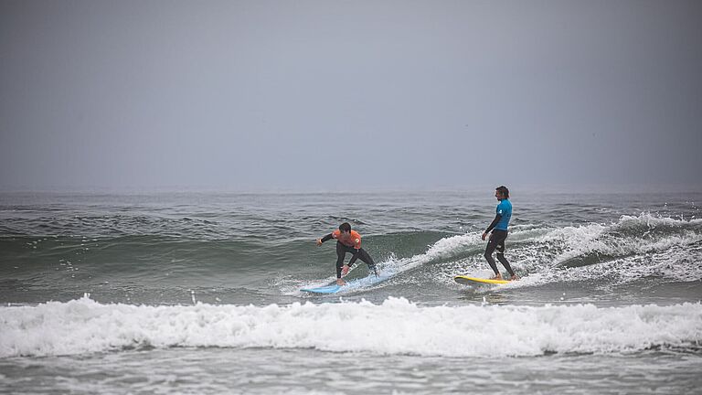 Finn mit den Surfschülern Pure Surfcamps