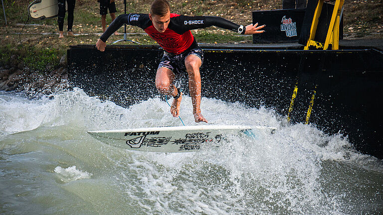 Marusa spinin in Bratislava Riverwave Pure Surfcamps