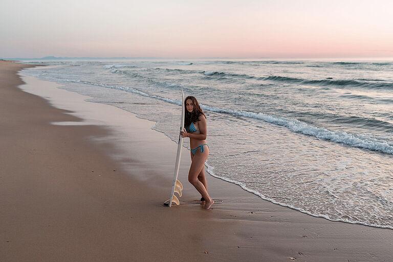 Portrait von einer Surferin zum Sonnenuntergang