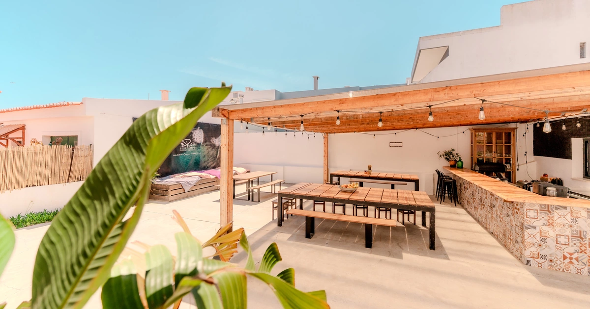 Surfhouse Caparica in Portugal: Innenhof mit Patio