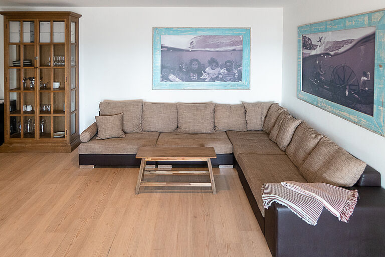 Wohnbereich des Beachfront Surfcamp Caparica