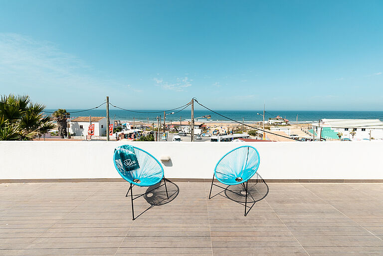 Terrassen des Beachfront Surfcamp Caparica