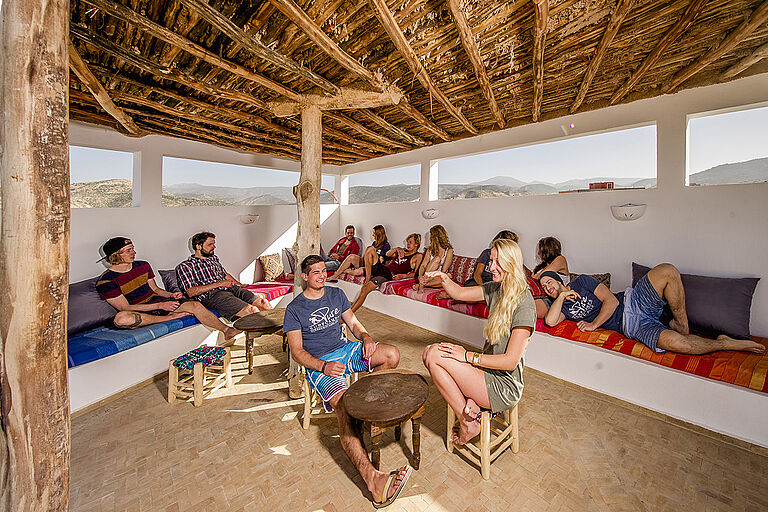 Chill Ecke für die geselligen Abende im Pure Surfcamp Marokko