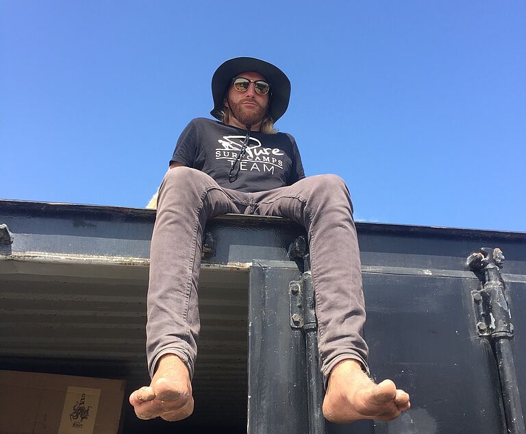 Campmanager Jasper checkt die Wellen Pur Surfcamp Peniche