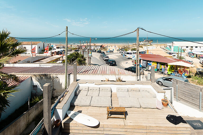 Terrasse des Beachfront Surfcamp Caparica