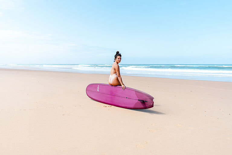 Surferin am Strand von Moliets