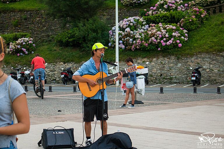 Straßenmusiker erleben in Biarritz Pure Surfcamps