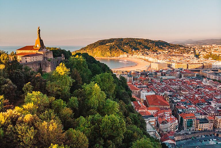 Die schöne Stadt San Sebastian Pure Surfcamps