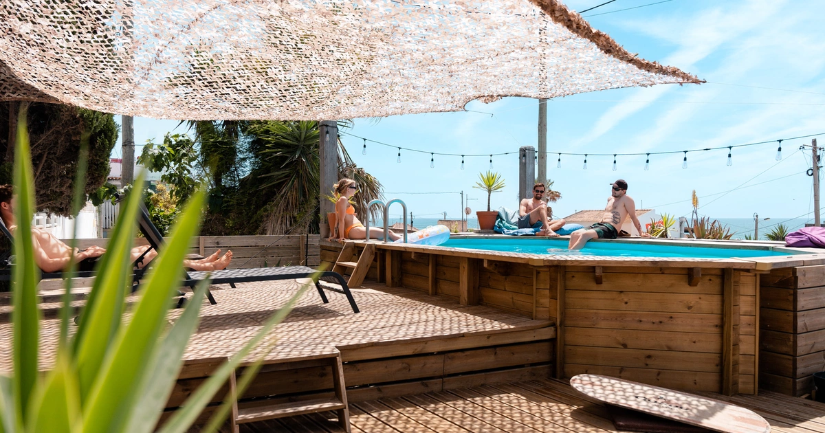 Beachfront Surfcamp Caparica in Portugal: Pool am Meer