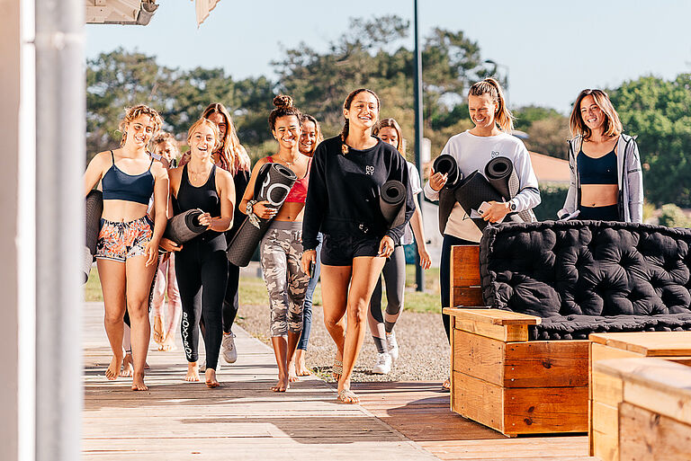 Gäste des Surfcamp Seignosse laufen zur Yoga Stunde