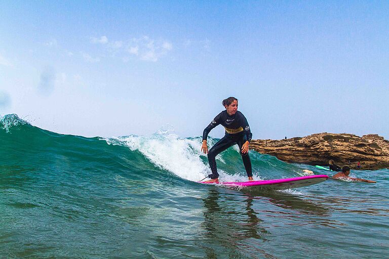 Pure Surfcamps Surfschüler beim surfen in MArokko