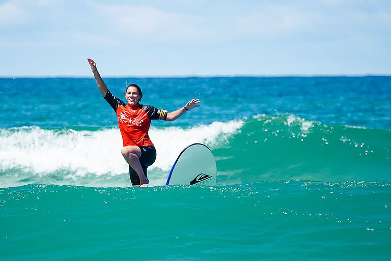 Wipe Out einer Surfschülerin
