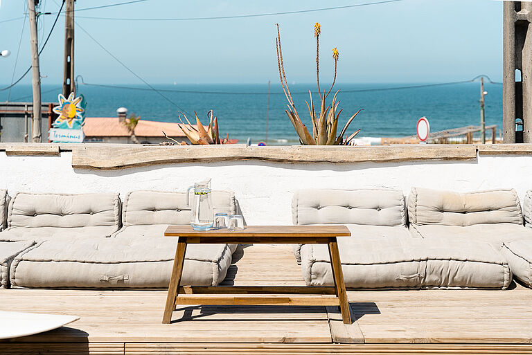 Wohnbereich des Beachfront Surfcamp Caparica