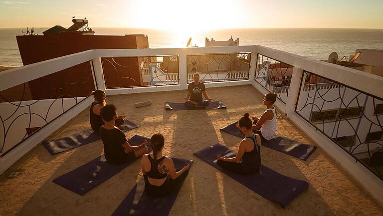 Yoga auf der Terasse