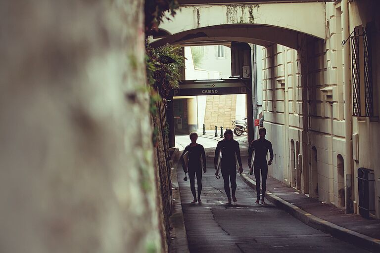 surfer in der city