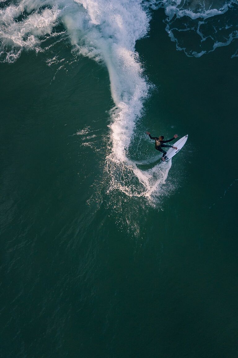 Finn surfs Almageira