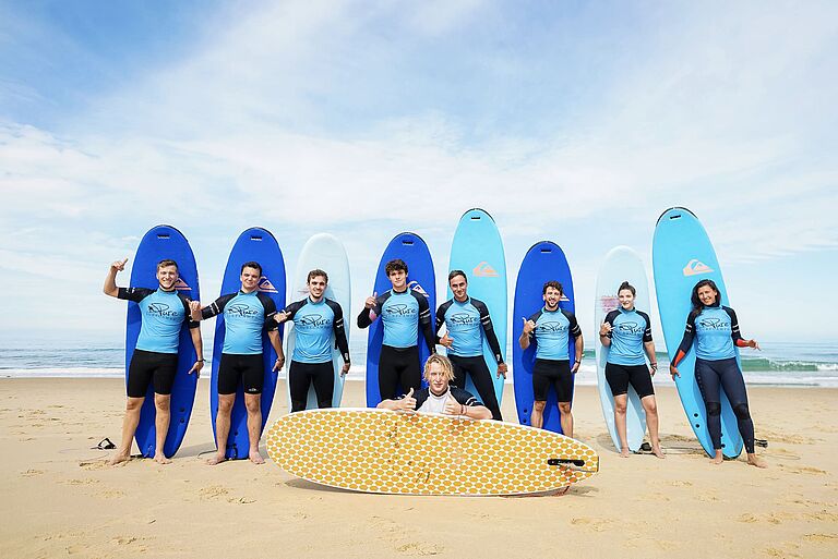 Gruppenfoto von einem Surfkurs am Strand