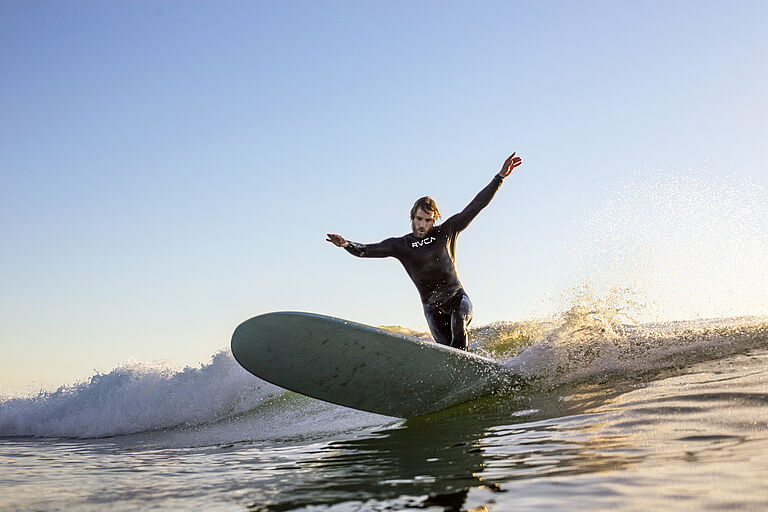 Adrian Siebert beim Surfen in Moliets