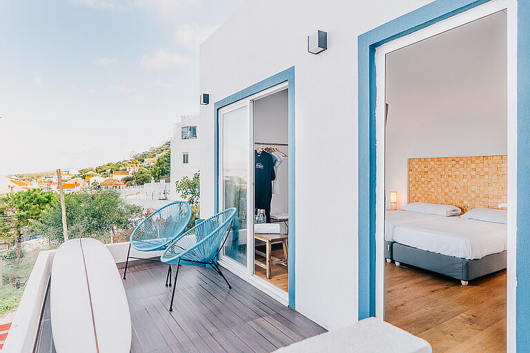 Terrassen des Beachfront Surfcamp Caparica