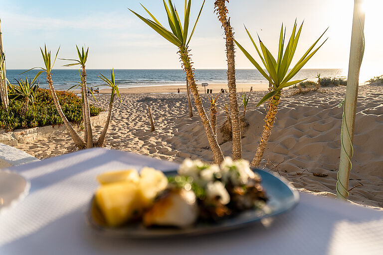 Dinner im Strandrestaurant am Beachfront Surfcamp Caparica