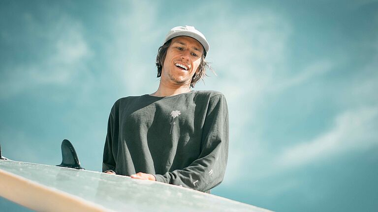Finn beim Boards beladen