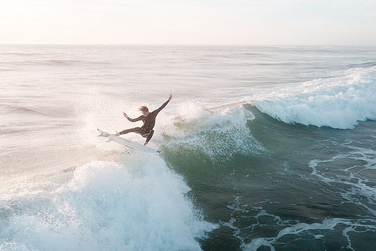 Finn surfs Almageira
