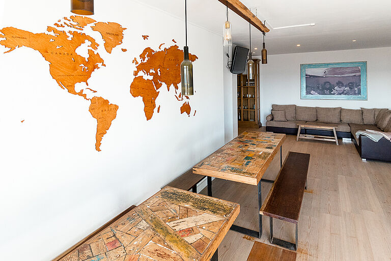 Wohnbereich des Beachfront Surfcamp Caparica