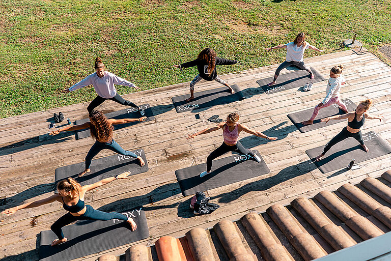 Gäste beim Yoga praktizieren im Surfcamp Seignosse