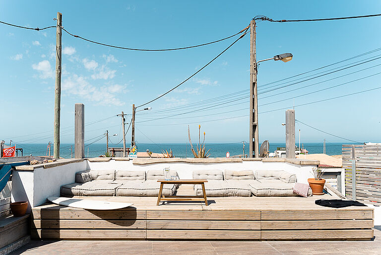 Terrassen des Beachfront Surfcamp Caparica