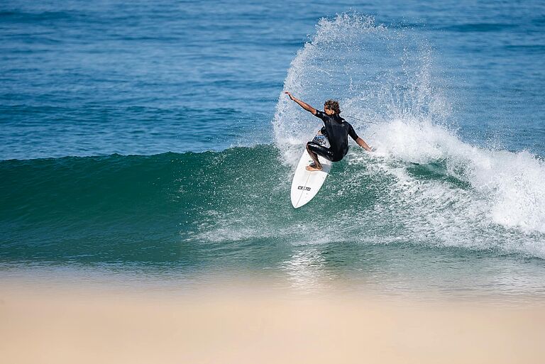 Teamrider Marco surft eine Barrell