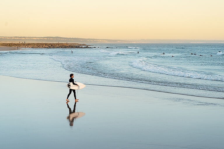 Surfer am Strand in Caparica