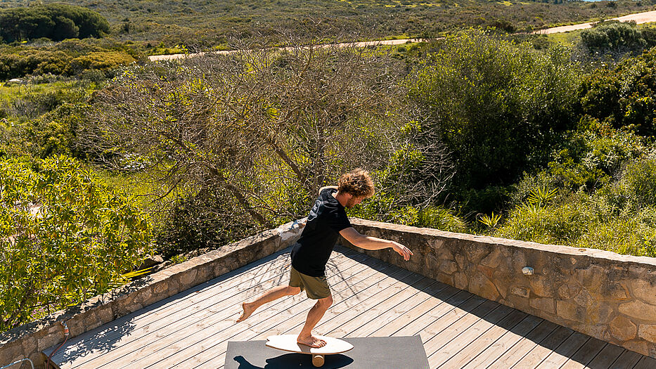 Pure Surfcamps Portugal Surflodge Portugal Balance Board Balancebrett Wackelbrett Workout Training Übungen Surfworkout