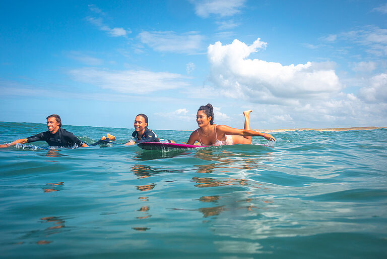Surfer im Wasser beim paddeln