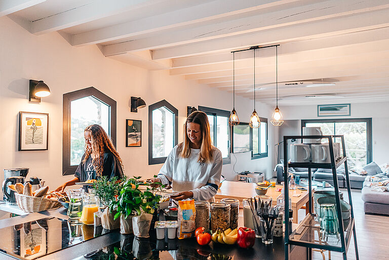 Gäste am Frühstücksbuffet im Surfcamp Seignosse