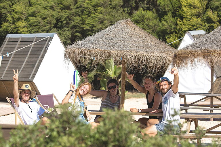 Gäste beim Feierabenddrink im Surfcamp Algarve