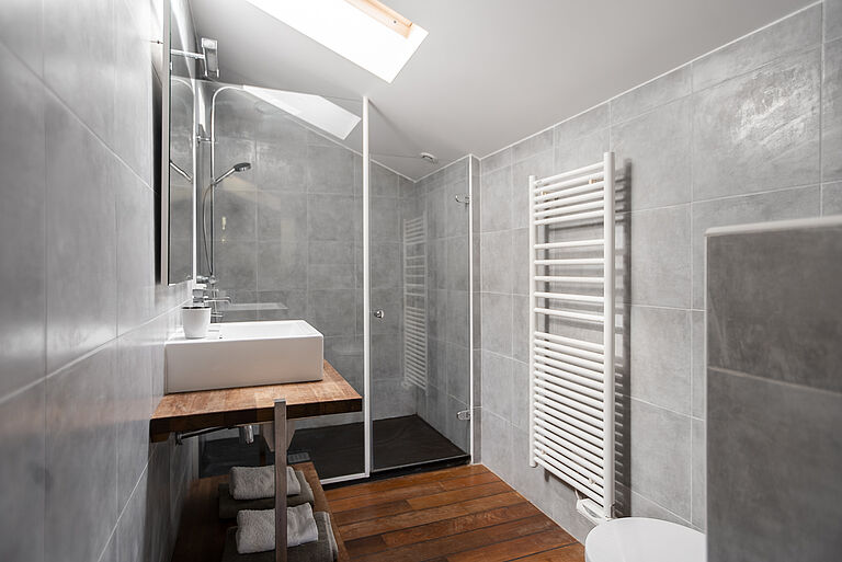 Eines der Badezimmer in der Premium Surflodge Frankreich