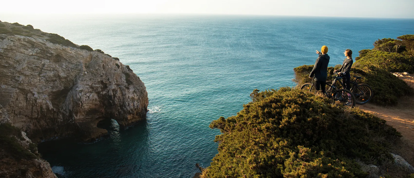 Radfahrer genießen Aussicht an wunderschöner Küste in Portugal