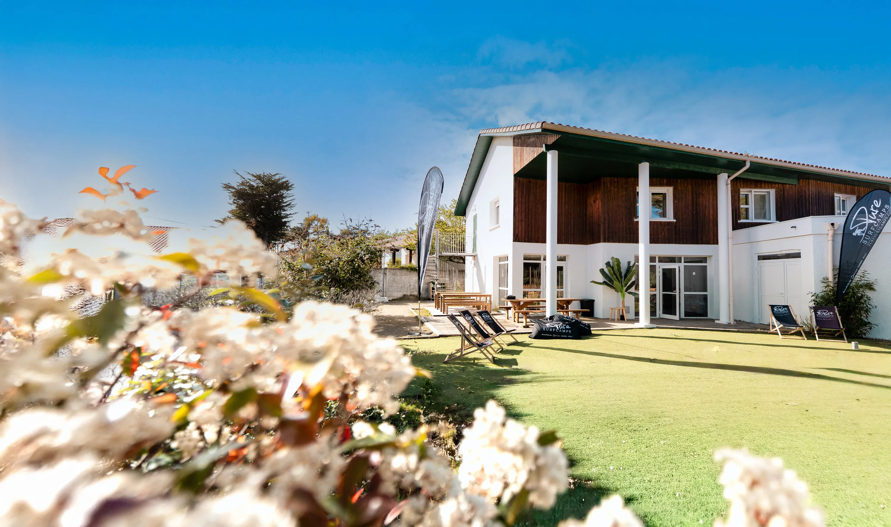 Garden and exterior of Surf Camp Hostel Vieux Boucau