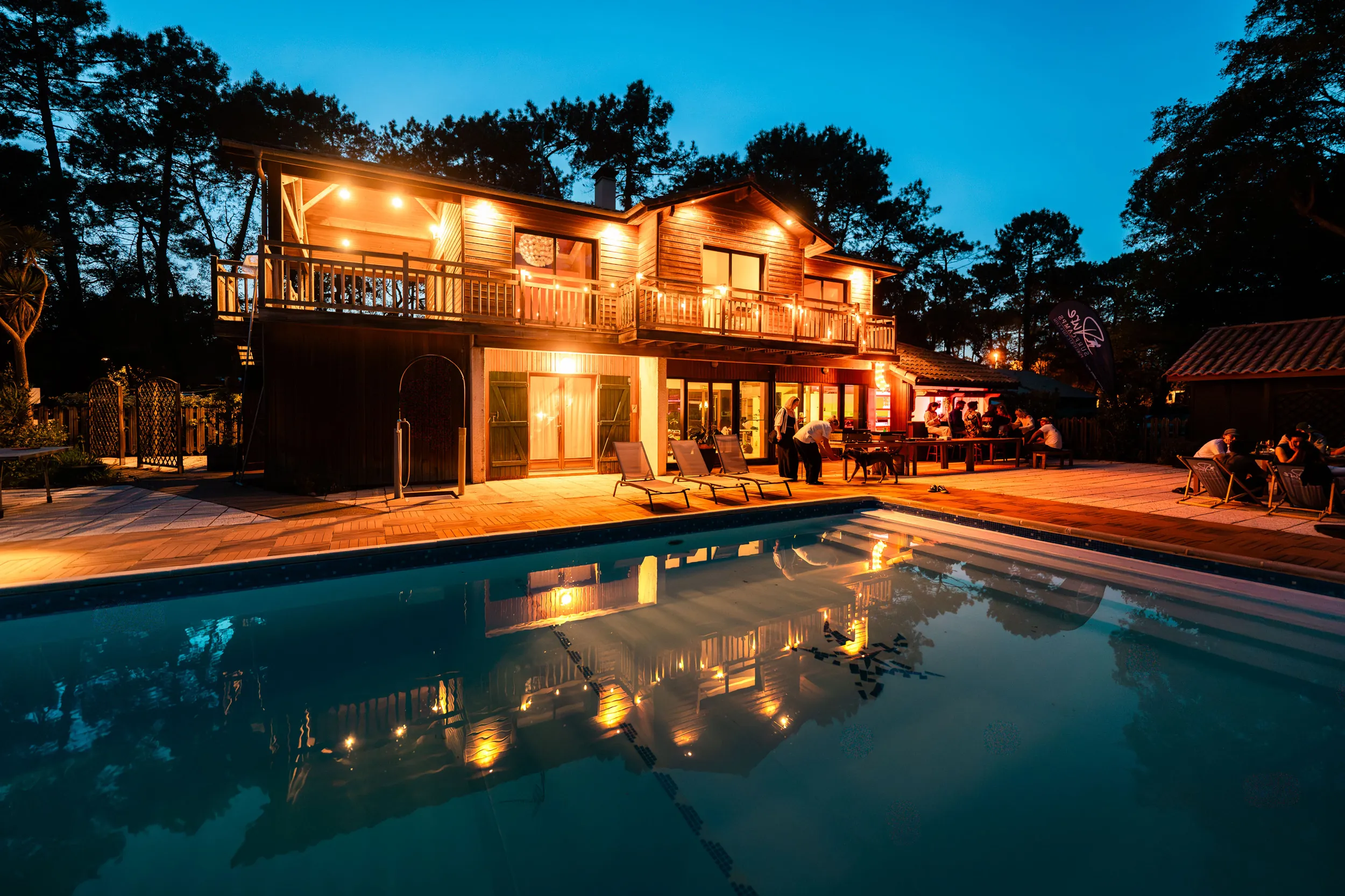 Soustons surf camp illuminated at night